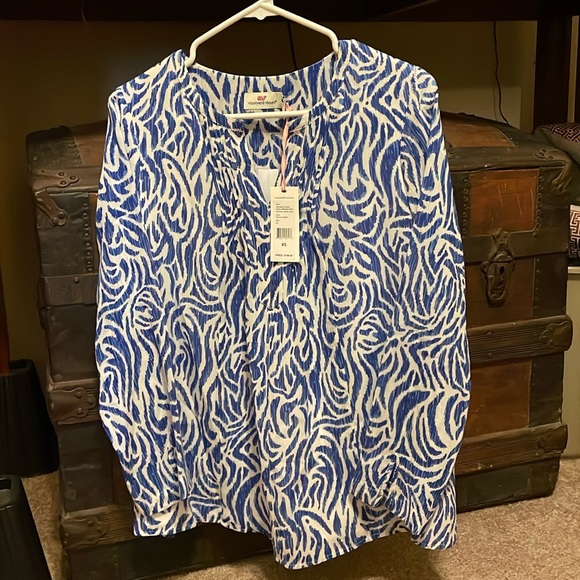 Vineyards vines blue and white sheer top new with tags - Picture 1 of 3